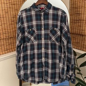 Men’s (5/48) blue plaid, long sleeve button up, size XL